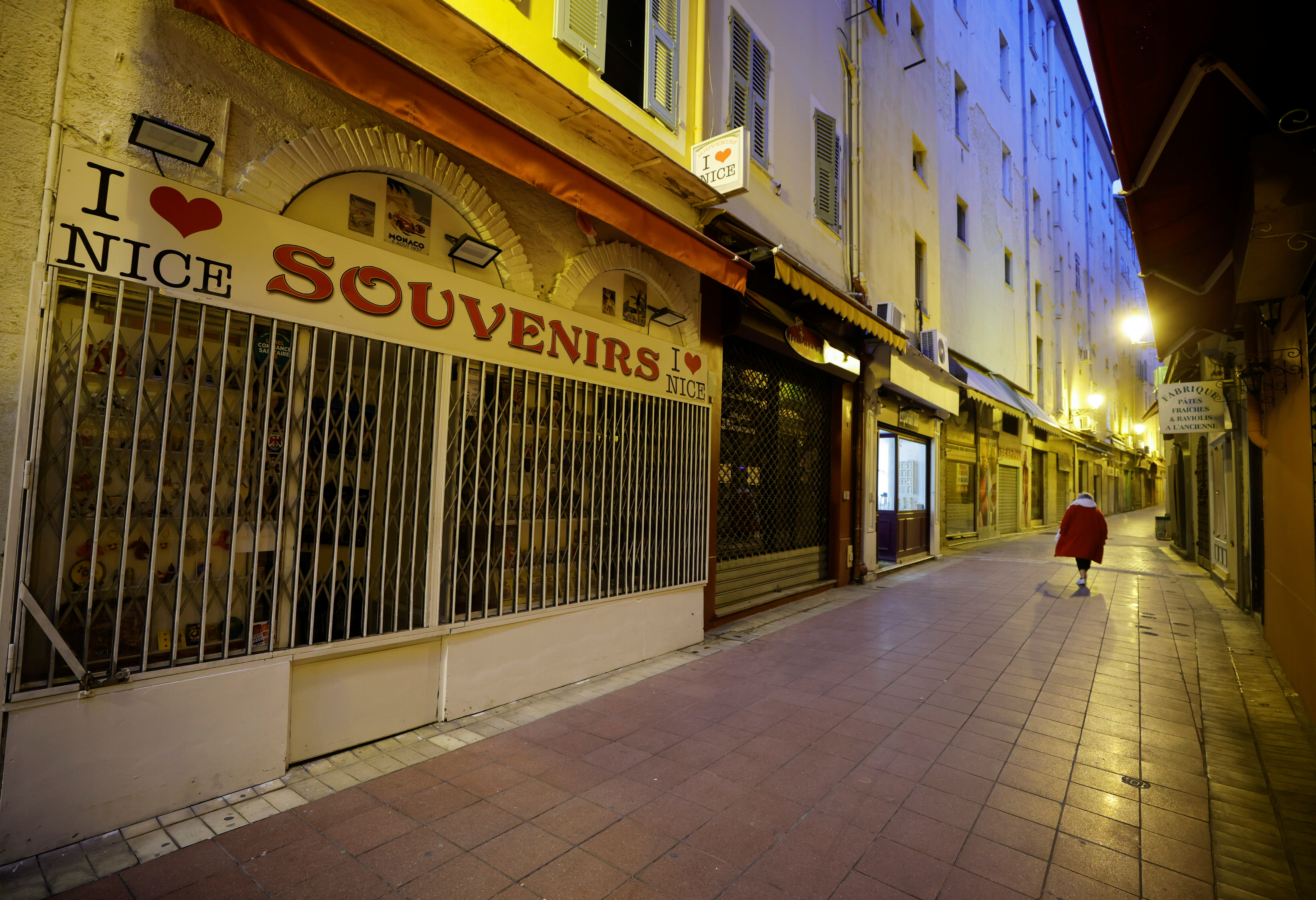 法国封城的真实图片,封城意大利