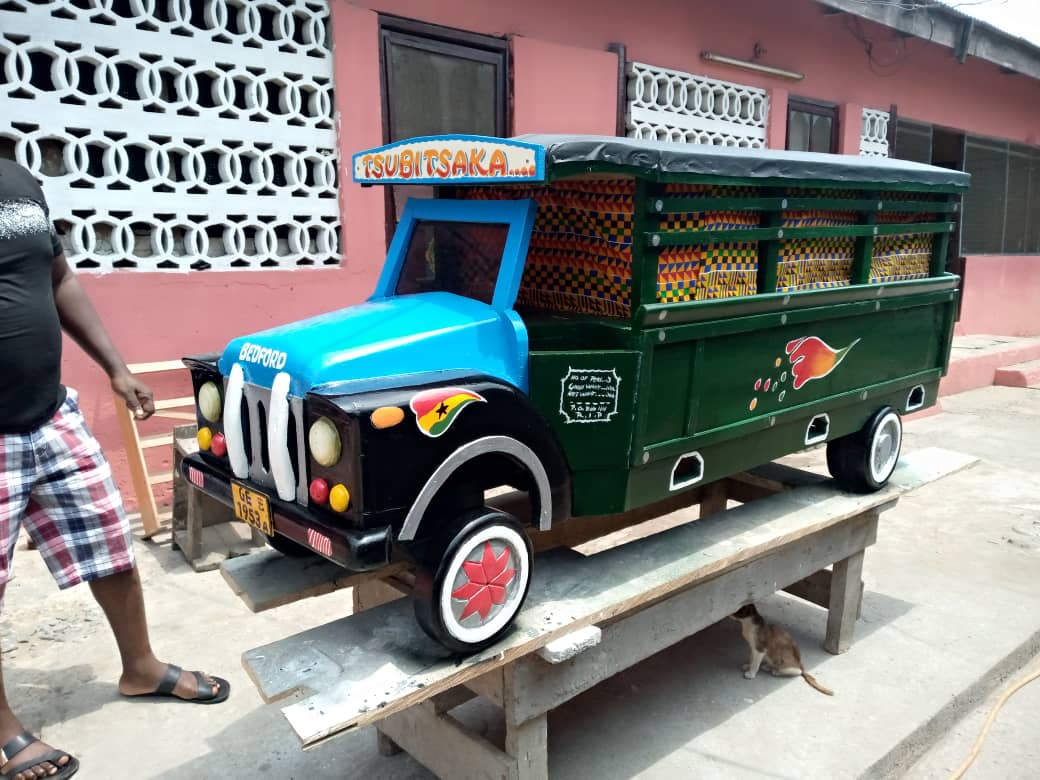 你好非洲丨汽车、玉米、一条鱼……这些造型奇特的棺材，是他们对逝者的尊重与祝福