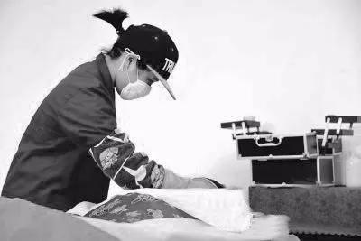 中国入殓师：被问工作就说是民政部门，摸着尸体像冰啤，化妆时逝者眼睛突然睁开