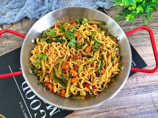 老坛酸菜牛肉面泡面的神仙吃法,方便面的神仙吃法只用泡面调料