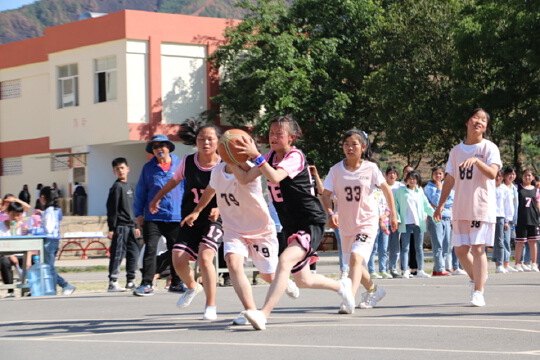 迤车中学这次篮球赛，动作姿势都OK，萌萌达