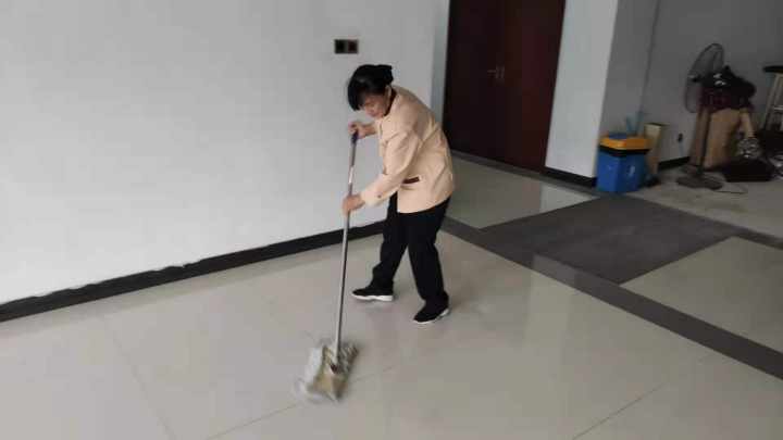 奋斗兔本兔！杭州这位保洁阿姨太拼了，白天保洁晚上端盘子，周末还要干家政