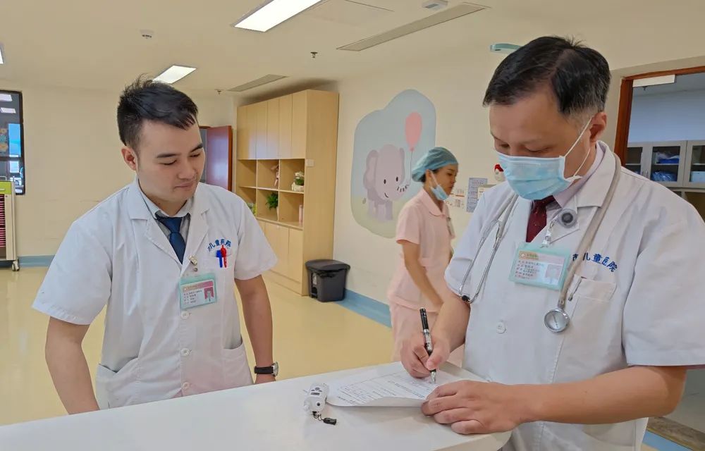 男孩因白血病两次经历骨髓移植,男孩因白血病再次经历骨髓移植