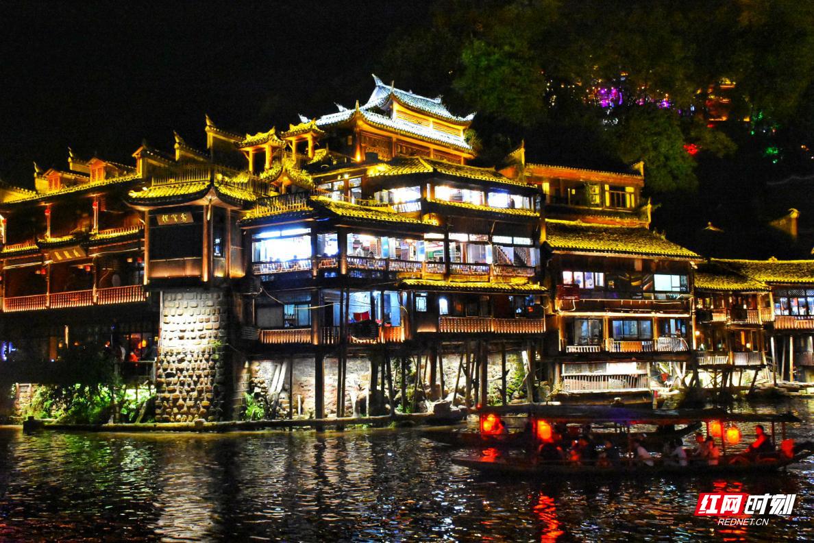 凤凰古城美丽迷人的夜景,美丽迷人的凤凰古城夜景