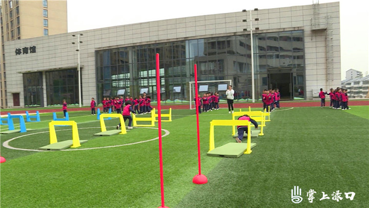 障碍跑小学体育课图片,障碍跑小学体育课红色主题