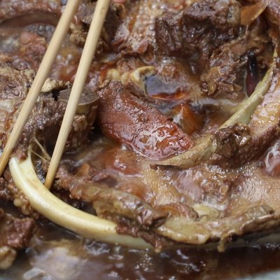 酱大骨用铁锅炖一般要炖多久,正宗铁锅炖酱骨