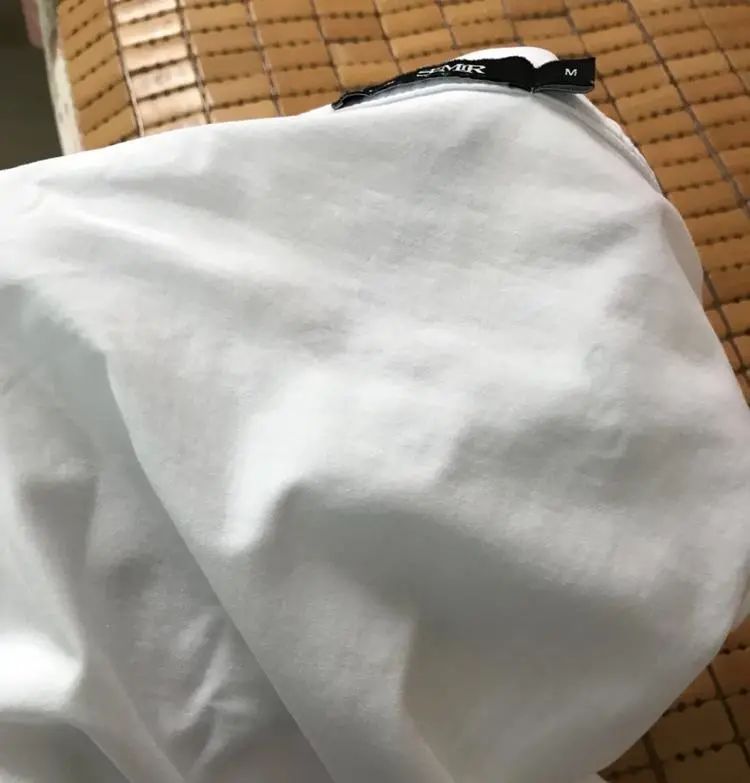 白色衣服用漂白水后变红怎么办,白色衣服黄了不要扔教你一招变白