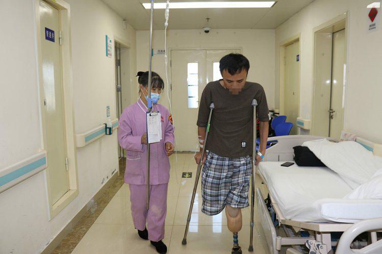 26岁双腿截肢男子,男子截肢靠老婆养家糊口