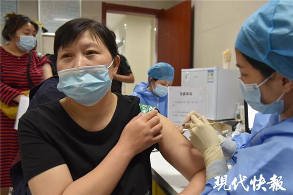 南京燕子矶街道开设“夜场”，方便上班族打疫苗