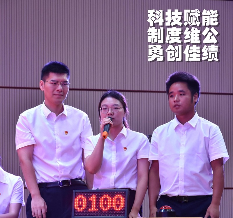 参赛选手斗志昂扬,挑战赛海报的红桃