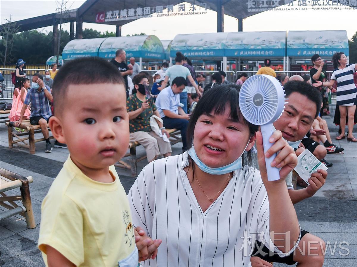 “行走式”降温神器热销，实际效果却褒贬不一，专家提醒使用不当或成“行走小*弹炸**”