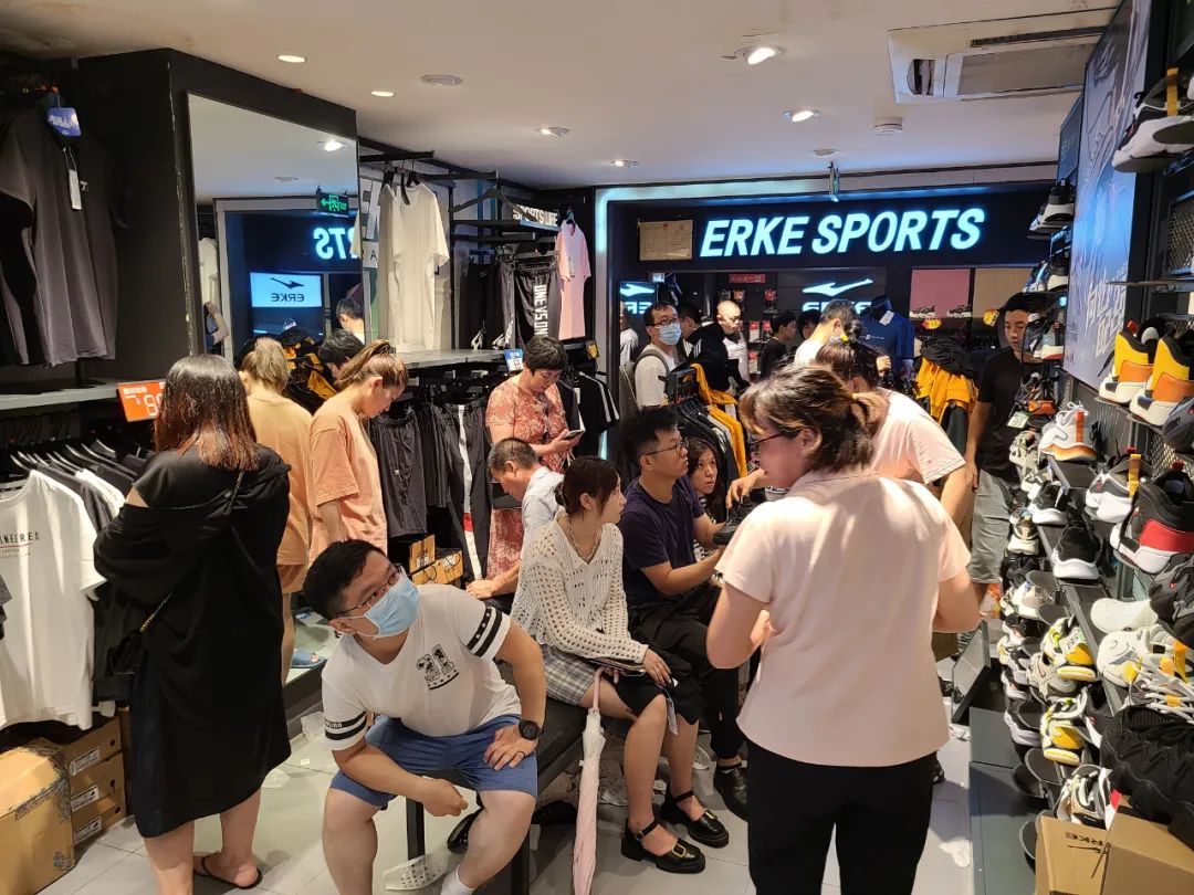 8月份门店鸿星尔克现状,贵人鸟和鸿星尔克对比线下实体店