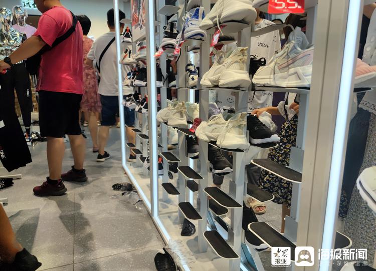 聊城鸿星尔克店人气火爆,聊城鸿星尔克官方旗舰店