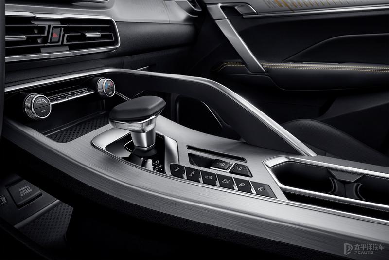 新款起亚嘉华实车曝光,2022丰田皇冠陆放豪华版图片