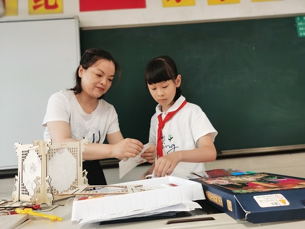 做花灯手工小学生中秋节,巧手制花灯喜迎中秋节