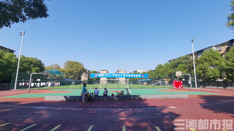 广场舞大妈抢足球场地后续,大爷大妈霸占足球场跳广场舞后续