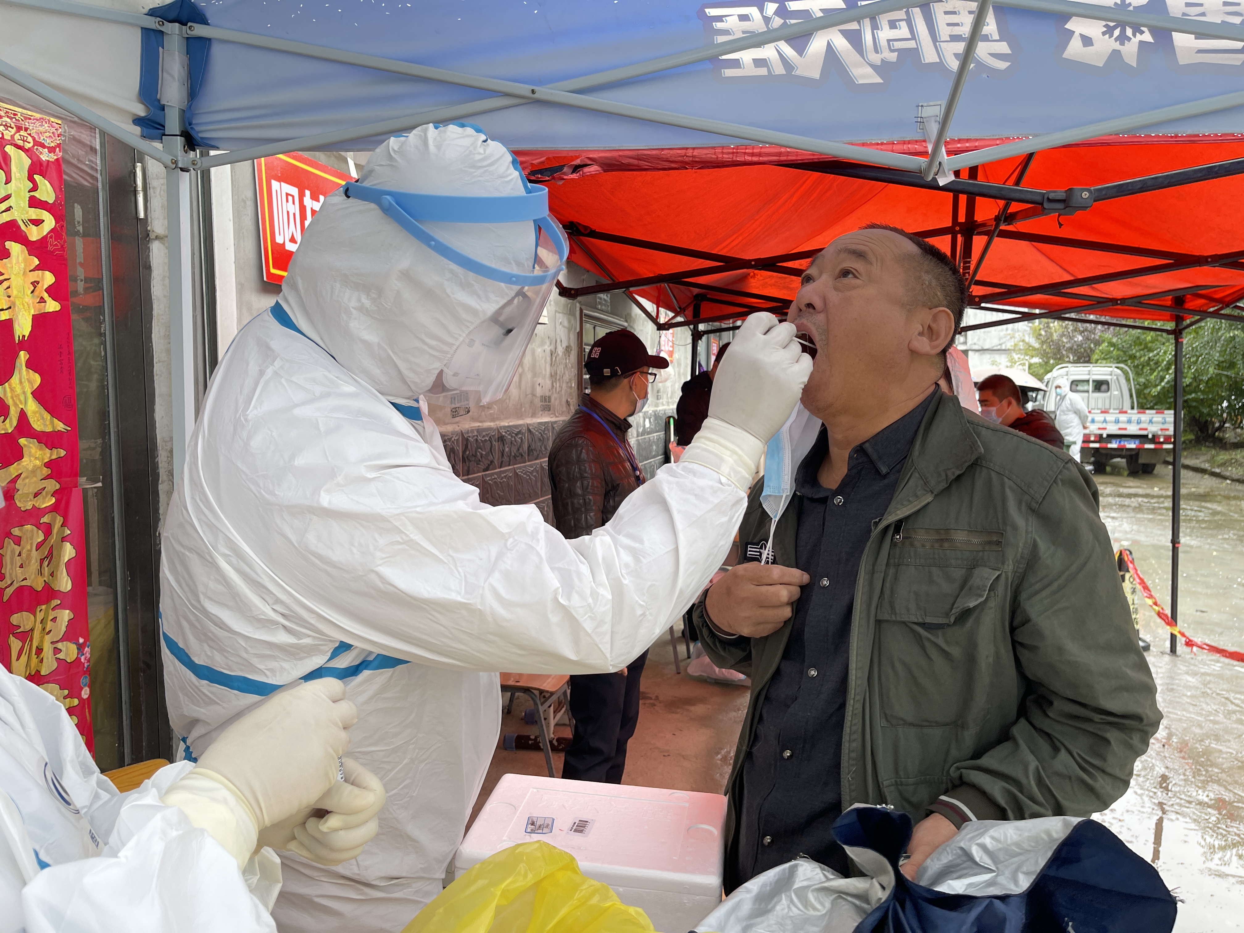 哈尔滨德尔塔疫情最新消息,新华全媒探访哈尔滨战疫一线