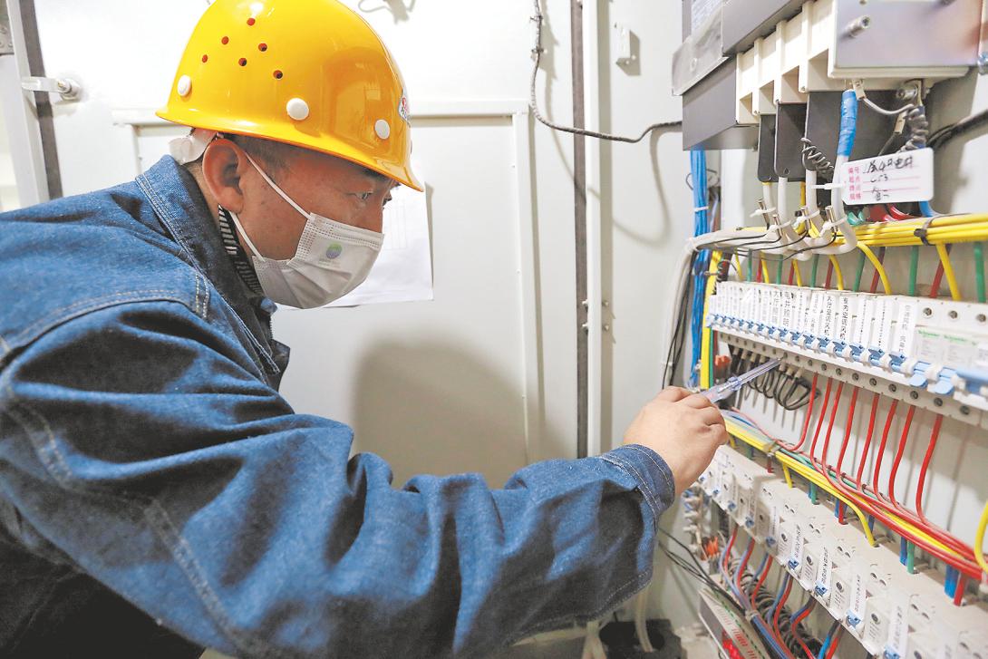 致敬！赛场内外的“小角色”——十四运会篮球女子五人制U19组比赛赛事服务者群像素描