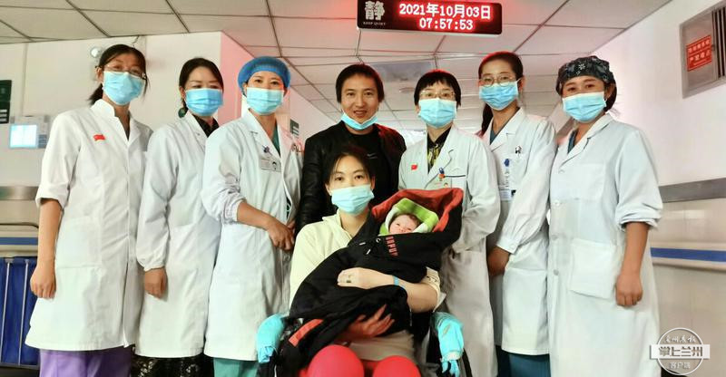 孕妇在火车站突然临盆事件,火车上一孕妇临产