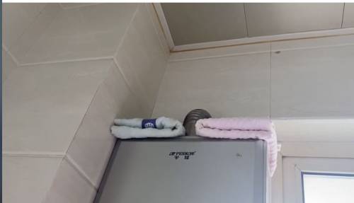 楼房下雨排水管在墙壁上流水,下雨墙面往家里面渗水