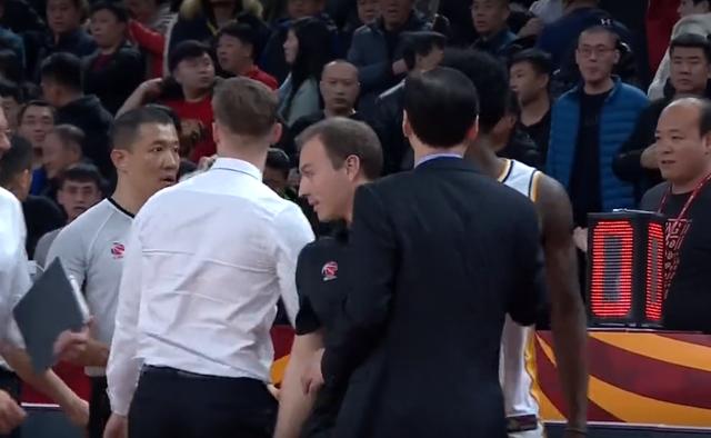 cba三个违体犯规禁赛1场,cba骂裁判名场面王哲林