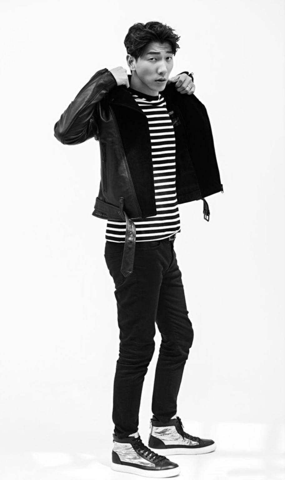 金大川凹造型摆高级脸，但裤子上的小瑕疵证明：他比张亮更接地气