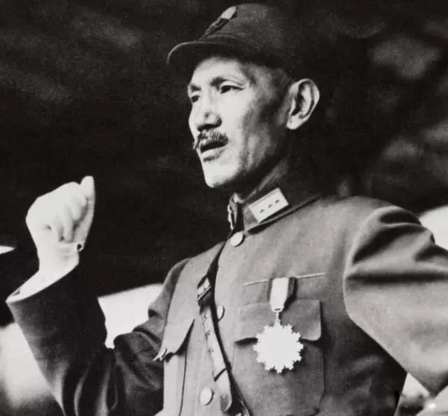 30万国军*攻围**3万红军，众人向主席请教破敌妙计，主席：睡上三天