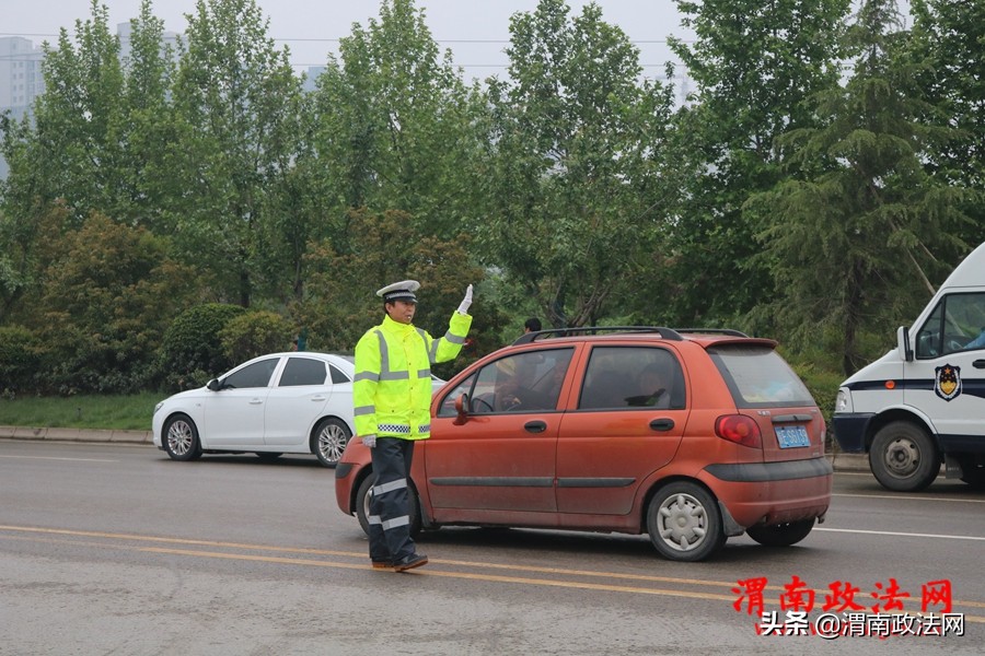 雨中作战，高新交警大队保障足球赛顺利进行（组图）