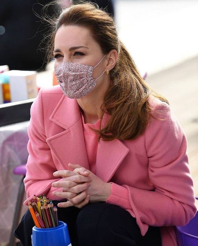 凯特就背1千3的包？穿粉色另有深意，梅根4万块的卡地亚手表送女儿