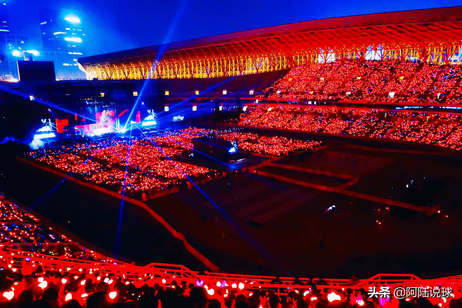 足球场演唱会和篮球馆演唱会区别,足球场和体育场演唱会