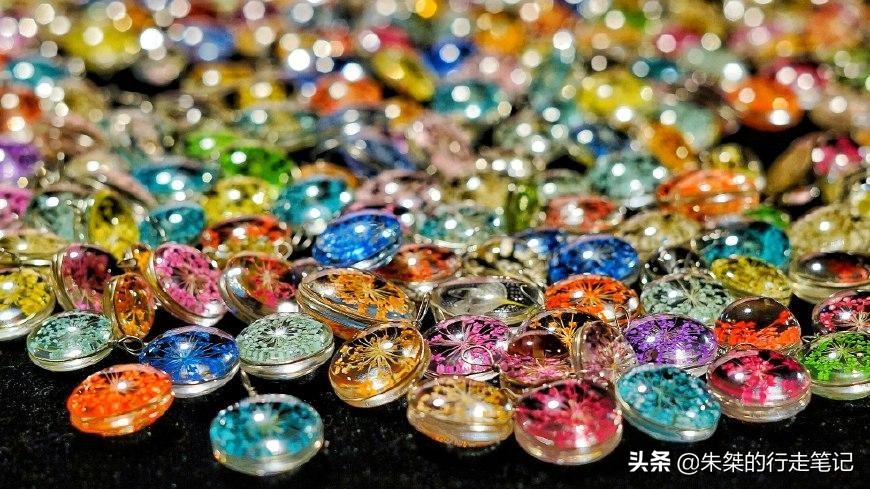 西双版纳摆地摊需要具备哪些东西,夜市摆地摊赚钱的三大技巧