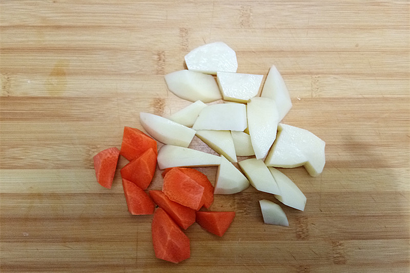 土豆炖牛肉软烂又入味配米饭香,牛肉软烂土豆软糯很下饭的菜