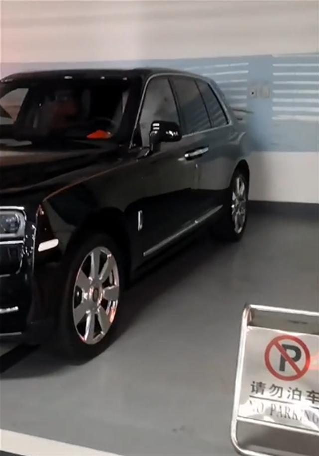 两地牌照库里南,两地牌库里南四座