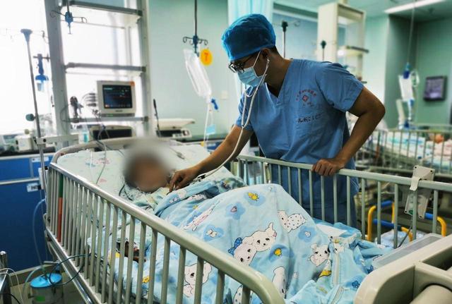 奶奶给孙子喝水中毒,奶奶给小孩吃变质东西中毒