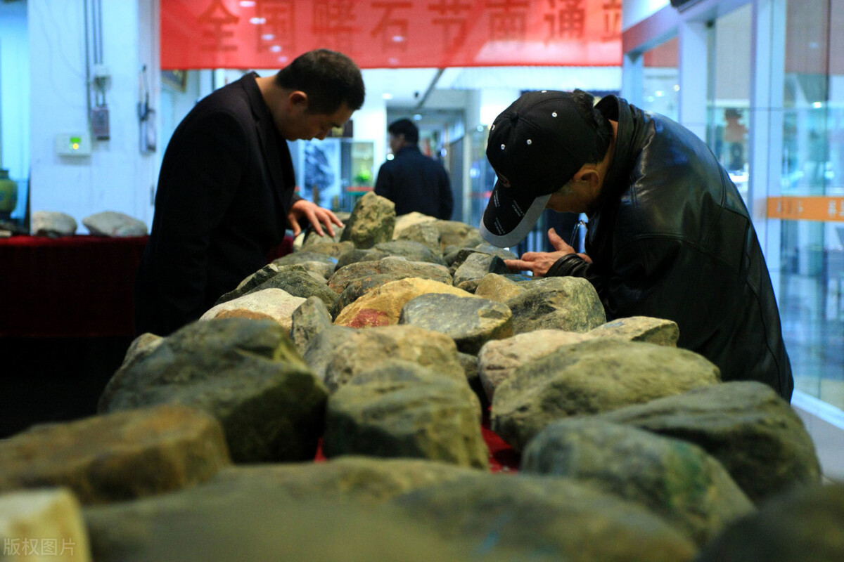 网络直播赌石骗局大揭秘,央视曝光直播间赌石骗局