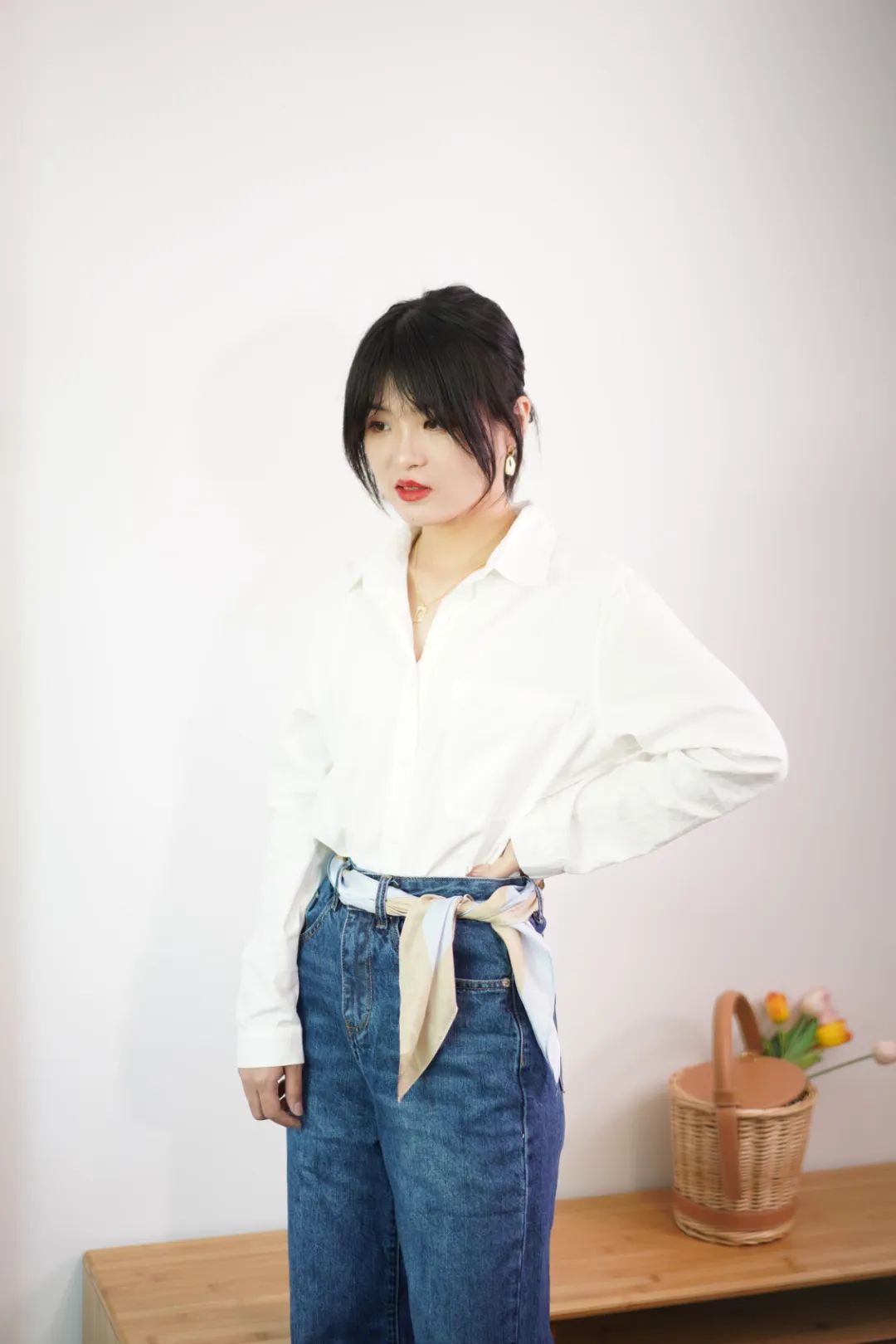 丝巾的5种时髦系法学起来,春季丝巾系法大全搭配大衣