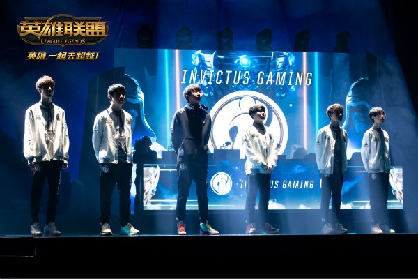 LOL：相遇决战之巅——“无畏之白iG”与“狂热之橙FNC”的再角逐