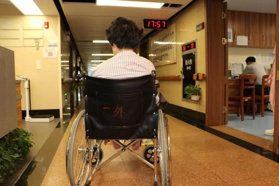 忍不住尿意是什么病怎么治疗,忍不住尿了怎么办