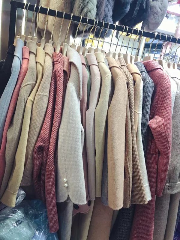 四季青男士毛衣大甩卖宽松轻薄,四季青女装清仓特价毛衣白色