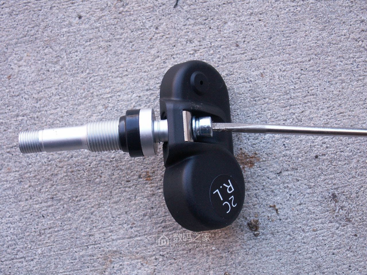 无需匹配的轮胎传感器怎么装,带胎压传感器的轮胎更换教程