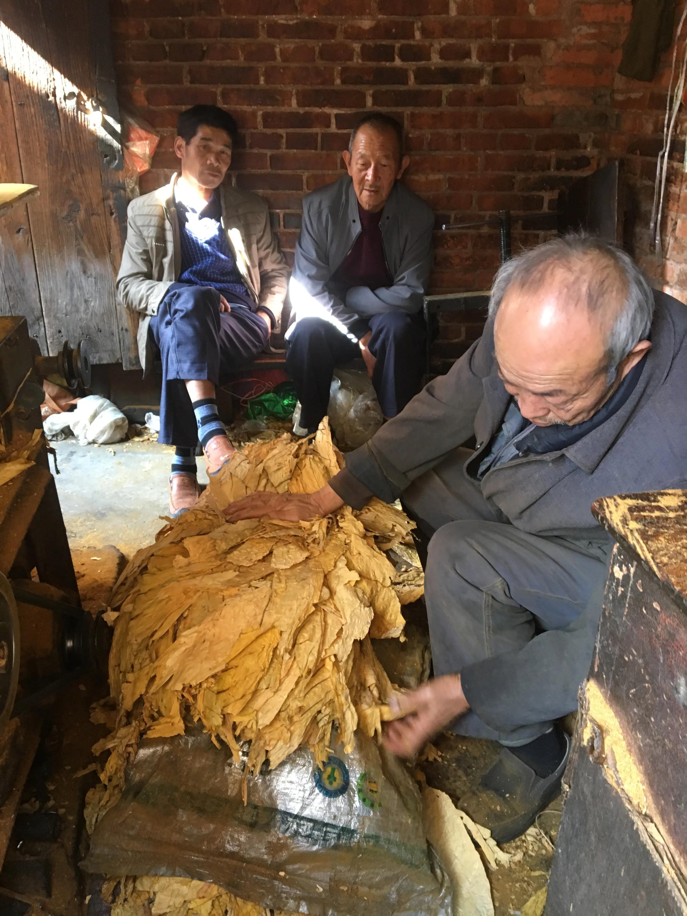 云南人抽烟,云南人抽烟方式