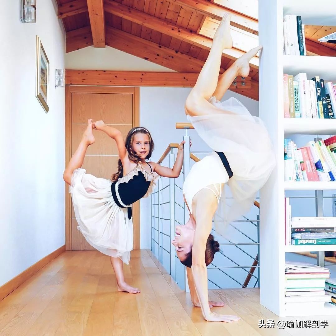 跟妈妈一起练瑜伽的女孩长大了,妈妈教女儿一起练瑜伽