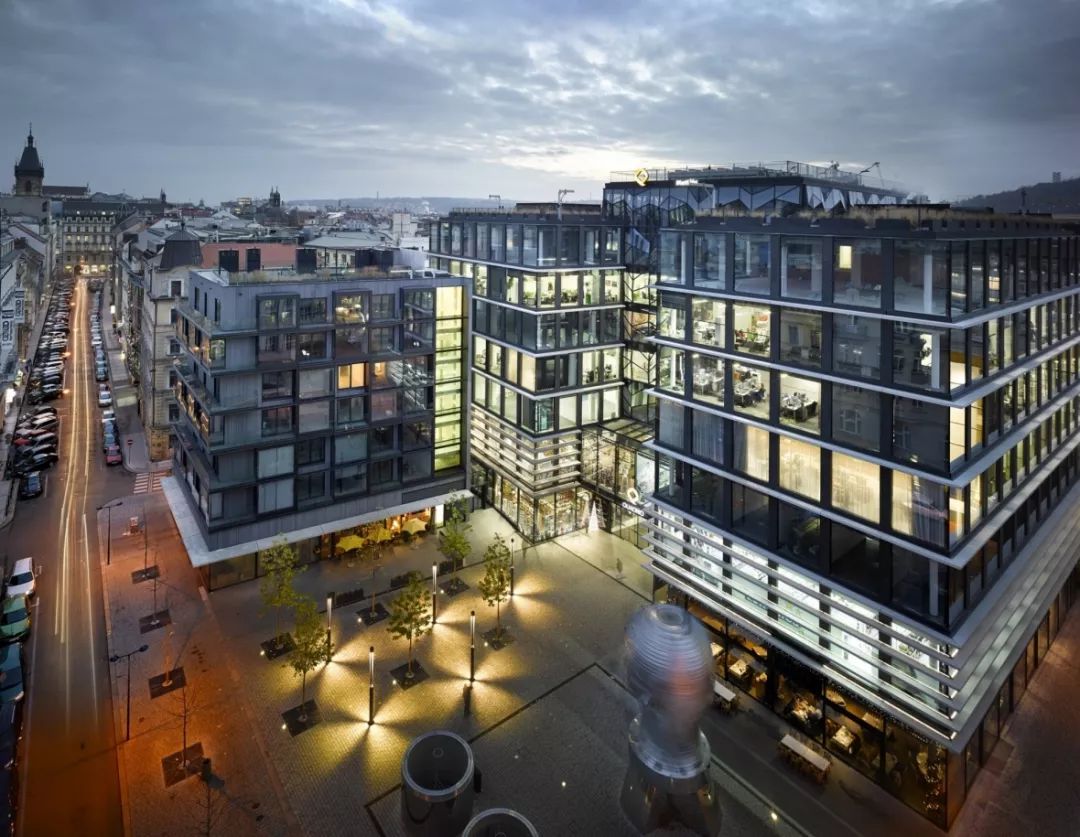 「钢·旅」疯狂布拉格：房子会跳舞、飞艇停屋顶…