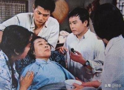 老电影喜盈门片段,喜盈门爷爷化解矛盾