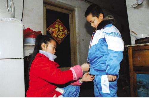 78岁老人哭诉养儿防老根本不靠谱,75岁老人被送进养老院哭诉