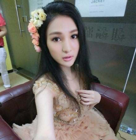 20岁收到上亿礼物,却从不敢认“干爹”,郭美美到底精明在哪?