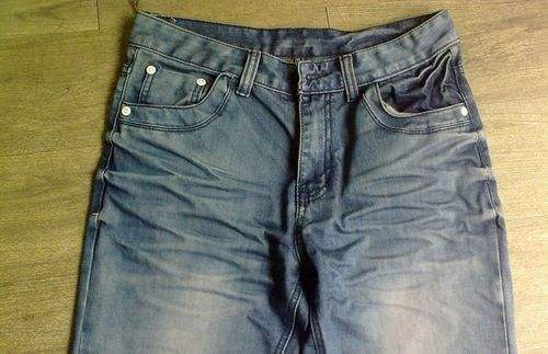 衣服跟卫生纸一起洗了发白怎么办,衣服粘纸巾如何二次清洗干净