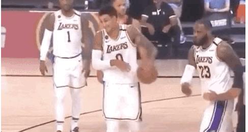 詹姆斯吓到对方不敢上篮,詹姆斯撞破头还想打詹姆斯的是谁