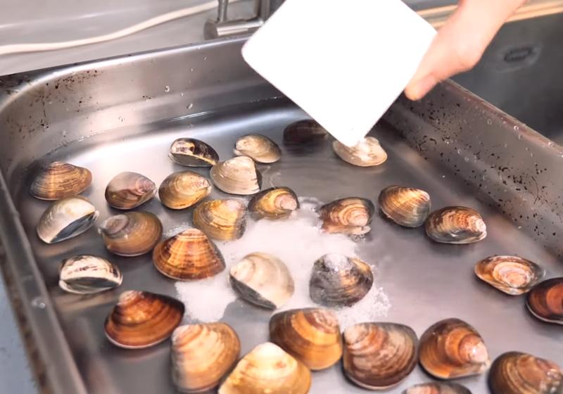 蛤蜊吐沙后还是有腥味？料理前多一步，味道更鲜美