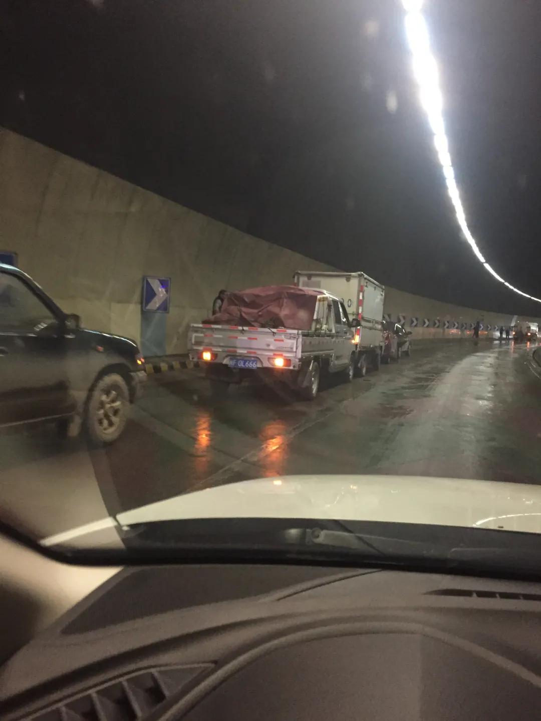 璧涜溅鎵嬪紑璧涜溅鍦ㄩ珮閫熷叕璺笂椋欒溅,鍦ㄩ緳宀╁ぇ閬撳紑璧涜溅